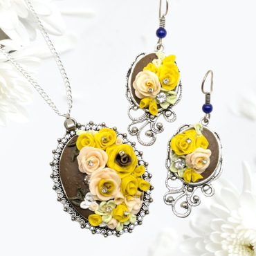 Royal Victoria Mustard Roses Pendant set