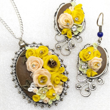 Royal Victoria Mustard Roses Pendant set