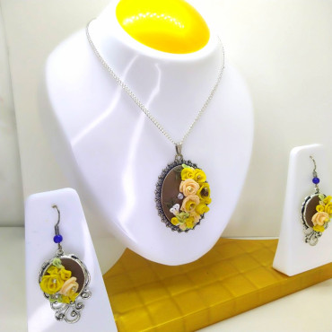 Royal Victoria Mustard Roses Pendant set