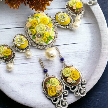 Maharani Yellow Roses Choker Necklace set